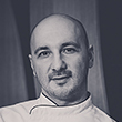 Jahňací hrebienok na bylinkách, preliaty jahňacím demi-glace „MANJULA „ so zemiakovými špagetami a kvaka